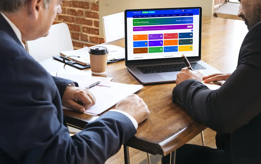 Painel de gestão escolar com dados centralizados